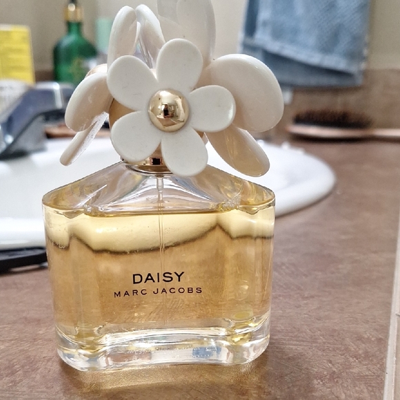 Marc Jacobs Other - Marc Jacobs Daisy with White Floral Cap